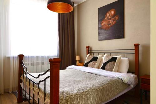 sypialnia z łóżkiem i oknem w obiekcie Berry House close to Talgar Almaty w mieście Kaynazarka