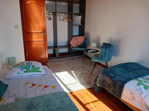 une chambre avec un lit, une table et des chaises dans l'établissement The Haven, à Saint-Ciers-du-Taillon