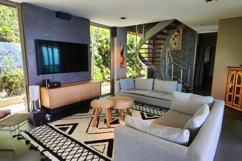 sala de estar con sofá y TV en Villa Manatea, en Teavaro