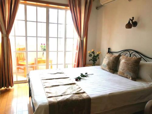 Un dormitorio con una cama grande con flores. en Lily's home en Shanghái