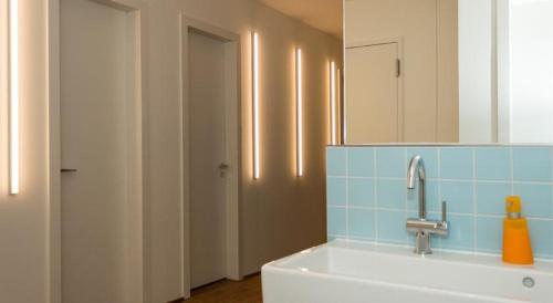 a bathroom with a sink and a mirror at Seminarhaus S1516 in Berlin