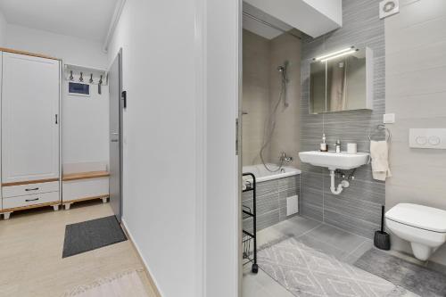Ванна кімната в RentForComfort Karina 2BDR Apartment