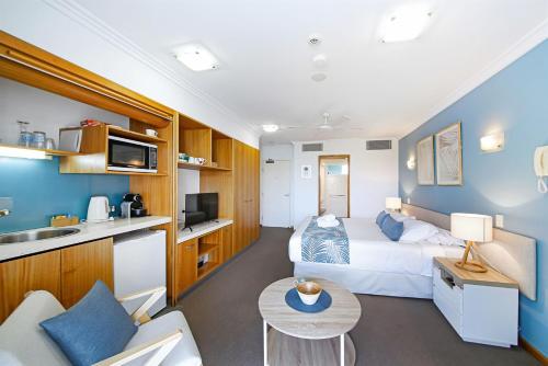 Una cocina o zona de cocina en Central Coolum Penthouse with Rooftop Terrace