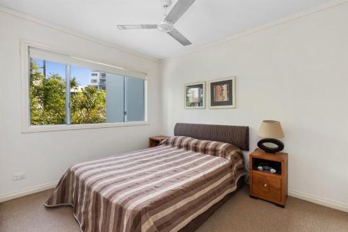 1 dormitorio con cama y ventana en Unit 7 Coolum Blueseas, en Coolum Beach