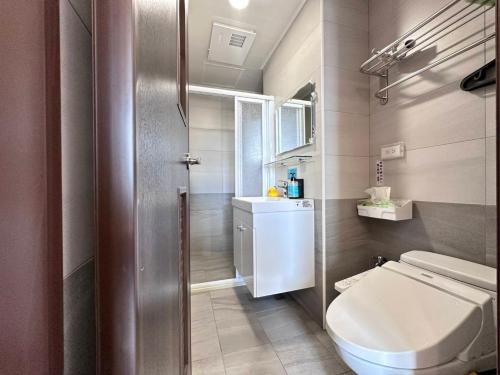 ein kleines Bad mit WC und Waschbecken in der Unterkunft 花田葉舍 in T'ien-wei