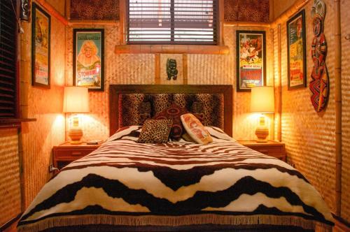 Ένα ή περισσότερα κρεβάτια σε δωμάτιο στο The LuWOW Lodge
