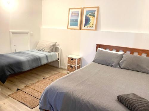 1 dormitorio con 2 camas y mesita de noche en Yorks View, en Kingscote