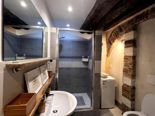 een badkamer met een douche, een wastafel en een toilet bij San Lorenzo Central Apartment in Genua