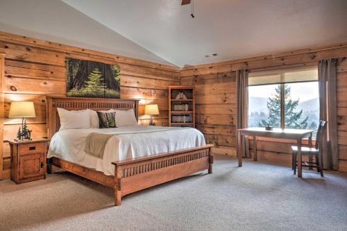 Ліжко або ліжка в номері Brookings Vacation Rental Lodge on 88 Acres!