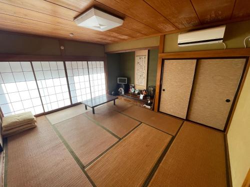 una habitación con una mesa en ella en 大聖坊 Daishobo, en Tsuruoka