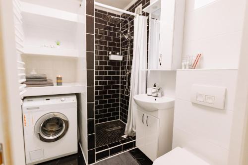 baño con lavadora y secadora junto a un fregadero en Black&White Нова стильна квартира на Київській en Ternopilʼ