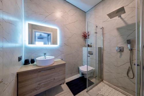 een badkamer met een wastafel, een douche en een toilet bij Seaside House With Terrace in Palanga