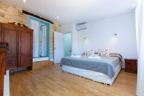 1 dormitorio con 1 cama y suelo de madera en Cyprus Villages Kalavasos en Kalavasos