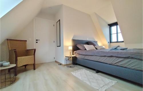 Säng eller sängar i ett rum på Stunning Home In Knesselare With Wifi And 3 Bedrooms
