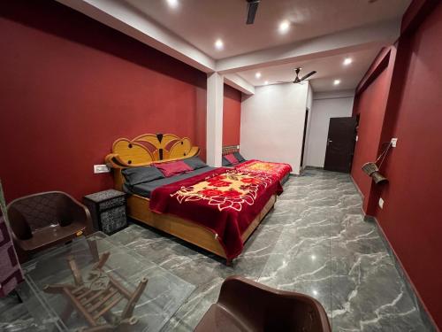 a bedroom with a bed in a red room at Shanti Cafe & Hostels in Kasol