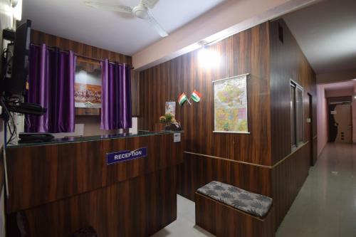 einen Flur mit Rezeption und lila Vorhängen in der Unterkunft Shreenath JI inn in Udaipur