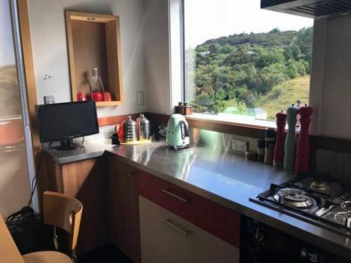 Dapur atau dapur kecil di Akaroa Sunshine Views and Spa Pool !!!
