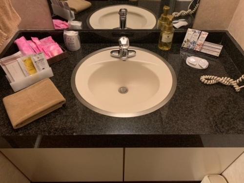 - łazienkę z umywalką w obiekcie Hotel HANAMIZUKI-Adult Only w mieście Otaru