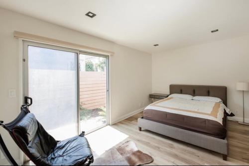1 dormitorio con cama y ventana grande en Tranquility in Prime Location with Private Pool en Los Ángeles