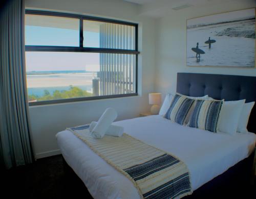 a bedroom with a large bed with a large window at RIVERVIEWS@THECOSMOPOLITAN UNIT20805 in Maroochydore