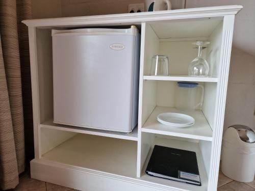 un frigorifero bianco su una mensola bianca di Glenfinnan Guest House a Langebaan