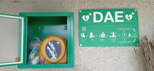 a green sign next to a door with a clock at Agriturismo Vecchio Frantoio in Villatella