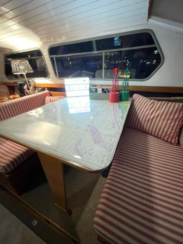 a table and two benches in a train car at Süsses Motorboot - Bremen Überseestadt in Bremen