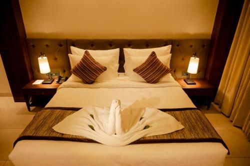 Una habitación de hotel con una cama con toallas. en HOTEL PAHADI en Rourkela