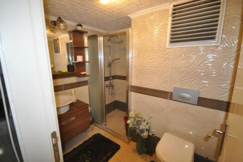 a bathroom with a shower and a toilet and a sink at Daire Beşiktaş 3+1 in Istanbul