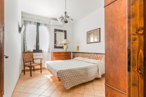 um quarto com uma cama e uma cadeira em Arianna's house with sea view, parking and wi-fi em Avola