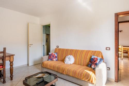 a living room with a couch and a table at Enza's Petite Maison in Santa Croce sullʼ Arno