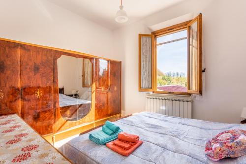 A bed or beds in a room at Enza's Petite Maison