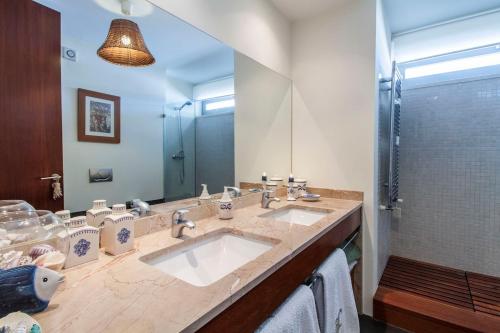 y baño con lavabo y espejo. en Villa do Casalinho, en Sesimbra