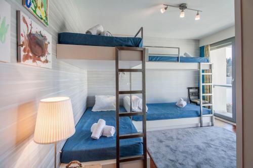 - 2 lits superposés dans une petite chambre avec une lampe dans l'établissement Villa do Casalinho, à Sesimbra