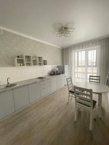Dapur atau dapur kecil di Новая квартира в ЖК Улытау