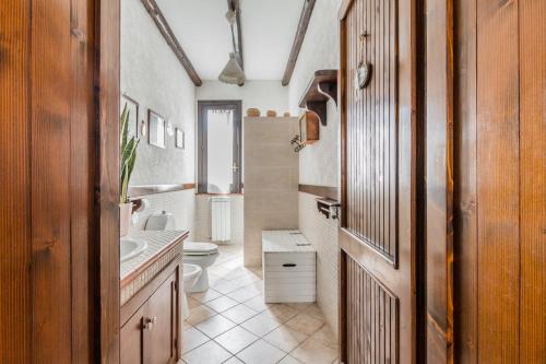 uma casa de banho com um WC e um lavatório em Arianna's house with sea view, parking and wi-fi em Avola