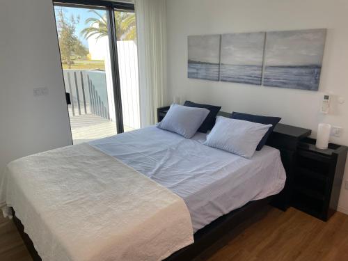 una camera da letto con un grande letto con due cuscini di Ocean View Top Luxury New Built T1 -WPOV1 a Cabanas de Tavira