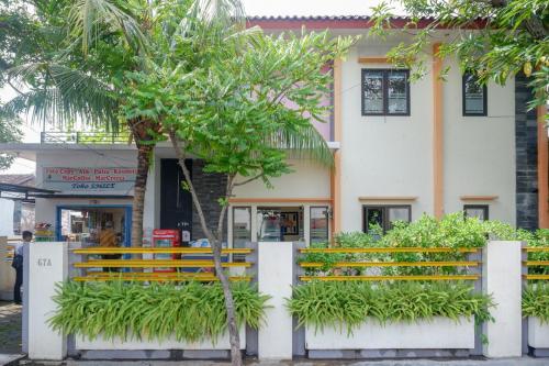 a building with a bench in front of it at RedDoorz Syariah near Exit Tol Krapyak Semarang in Kalibanteng-kidul