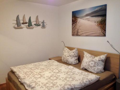 ein Schlafzimmer mit einem Bett mit Segeln an der Wand in der Unterkunft Lindenpalais Wohnung 24 in Heiligendamm