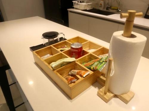 une boîte en bois sur un comptoir avec des rouleaux de serviettes en papier dans l'établissement 威尼斯民宿, à Tainan