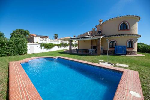 una casa con piscina delante de una casa en LXR Villa frente al Mar 3HAB, en Mijas