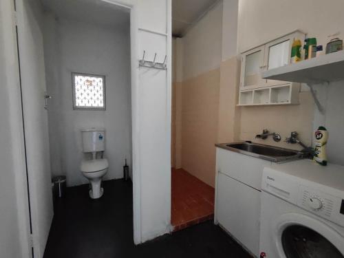 ein kleines Bad mit einem Waschbecken und einem WC in der Unterkunft Lake View House entire house in Gosford