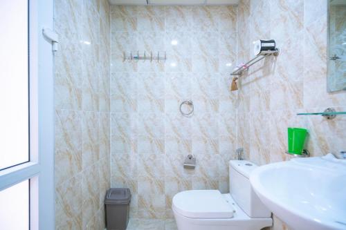 een badkamer met een toilet, een wastafel en een douche bij Homie Hạ Long in Ha Long