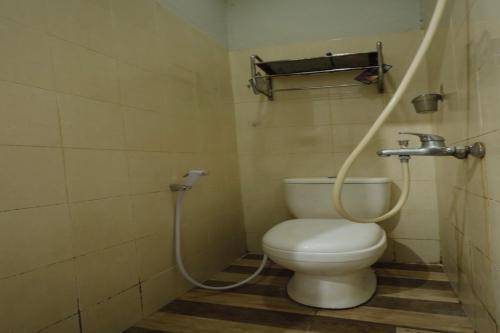 a bathroom with a toilet and a shower in it at SPOT ON 92389 Fendi Homestay Syariah in Nagoya