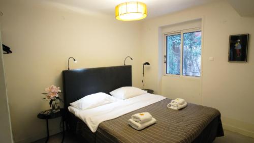 Tempat tidur dalam kamar di calm and cozy flat with romantic garden