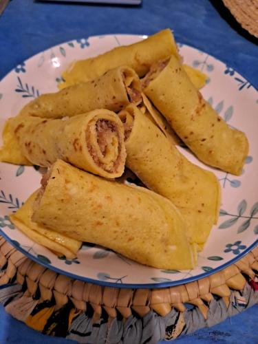 une assiette de nourriture sur une table dans l'établissement Villa Adelina Zanzibar, à Zanzibar City