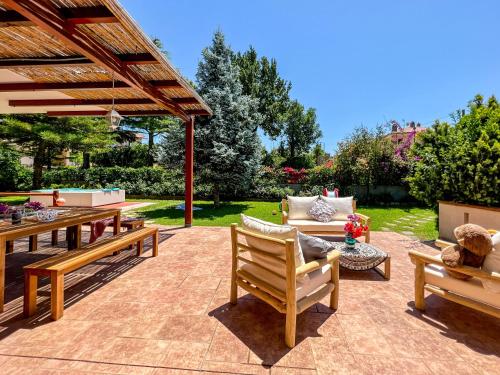 a patio with benches and a table and chairs at Livingapple in Scauri