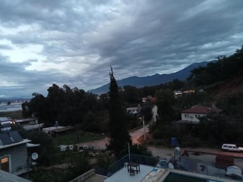 Vistas a una ciudad con montañas en el fondo en Modestus pansiyon otel en Uşak