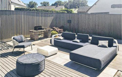 une terrasse avec un canapé, une chaise et une table dans l'établissement Beautiful Home In Montfort-Sur-Meu, à Montfort-sur-Meu