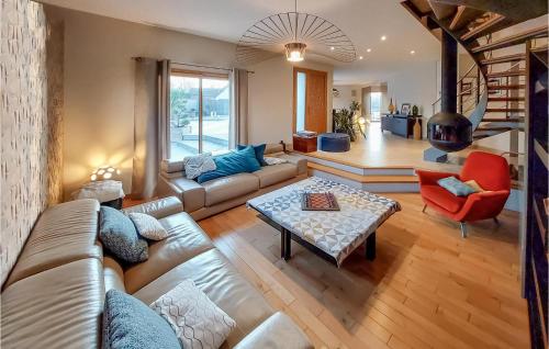 un salon avec un canapé et une table dans l'établissement Beautiful Home In Montfort-Sur-Meu, à Montfort-sur-Meu